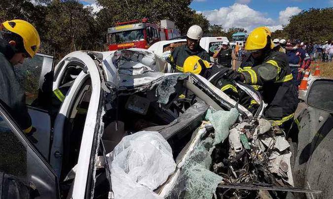 Militares tiveram bastante trabalho para resgatar corpo nas ferragens(foto: Corpo de Bombeiros/Divulgação) Militares tiveram bastante trabalho para resgatar corpo nas ferragens(foto: Corpo de Bombeiros/Divulgação)
