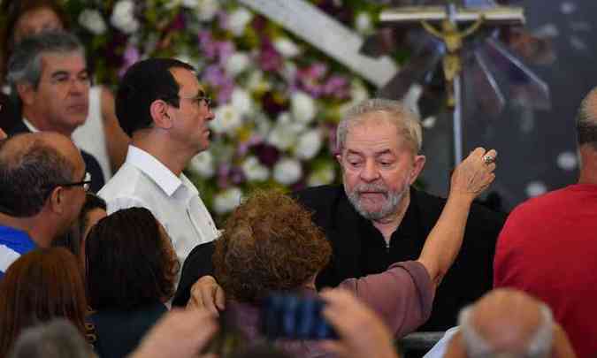 O ex-presidente Lula cumprimenta as pessoas durante o funeral de sua esposa Marisa Leticia, em So Bernardo do Campo, em So Paulo(foto: Nelson Almeida/ AFP)