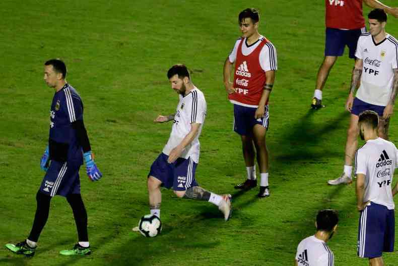 Principal nome da competio em gramados brasileiros, Lionel Messi (C) carrega a presso de levar os argentinos a um ttulo expressivo(foto: GUSTAVO ORTIZ/AFP)