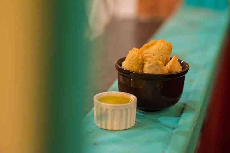 Pastel de feijoada com molho de laranja(foto: lucy salum/divulgao)
