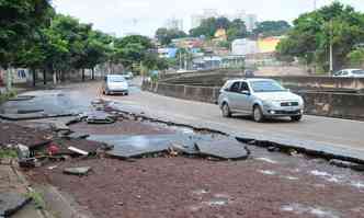 Chuva arrancou placas de asfalto na Avenida Tereza Cristina, na Regio Oeste de BH(foto: Jair Amaral/EM/D.A PRESS)