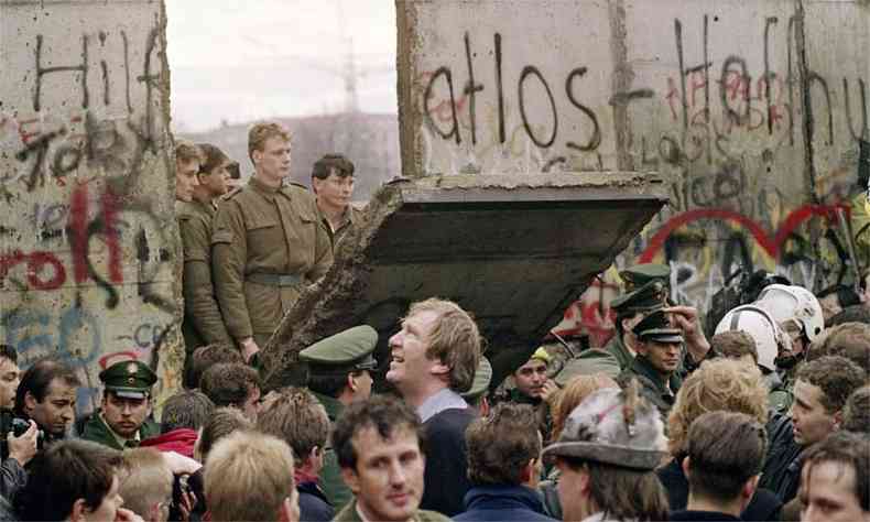 Berlinenses ocidentais se aglomeram em frente ao Muro de Berlim em 11 de novembro de 1989(foto: AFP / Gerard MALIE )