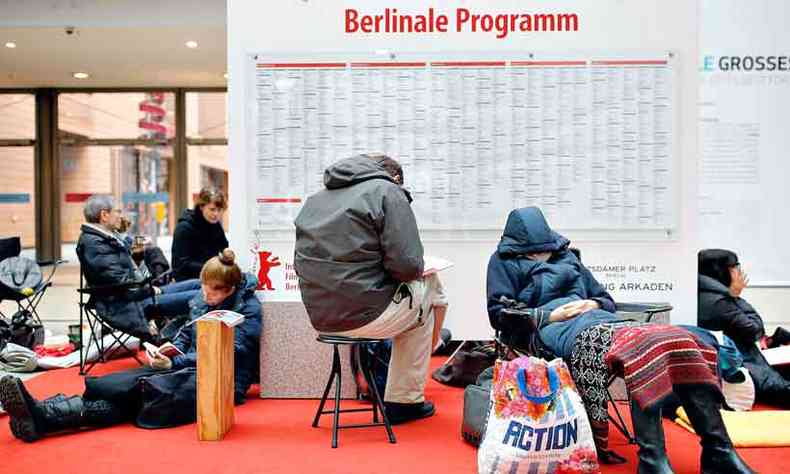Espectadores fazem fila para comprar ingressos para as sesses do Festival de Berlim, aberto no ltimo dia 20. Brasil teve 19 filmes em exibio (foto: Odd ANDERSEN/AFP)