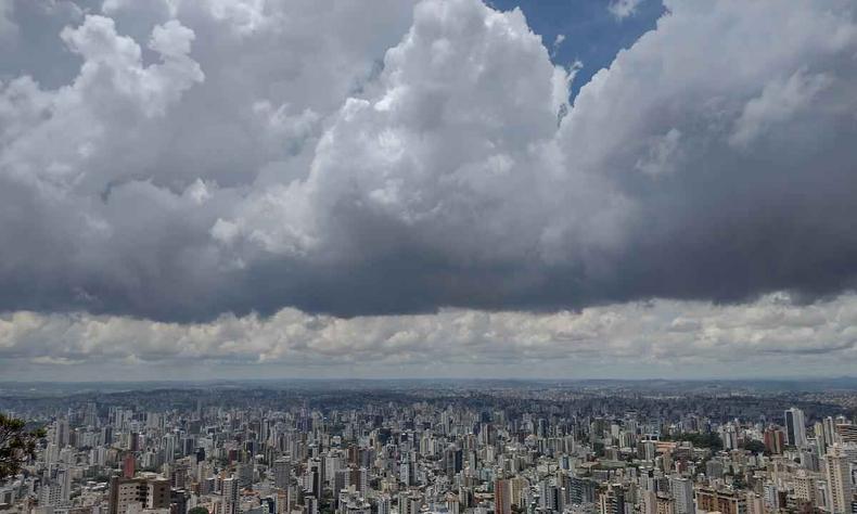Vista area da cidade de Belo Horizonte, em Minas Gerais, tambm mostra cu nublado, com nuvens carregadas. 