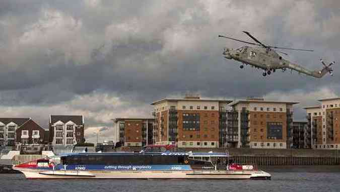 O treinamento envolveu navios de guerra, avies rpidos, helicpteros e msseis fictcios(foto: AFP PHOTO / BEN STANSALL)