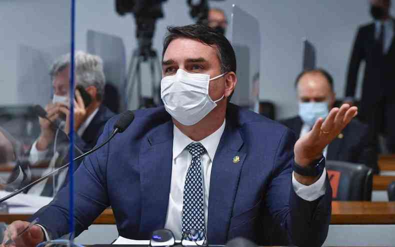 Em pronunciamento,  bancada, senador Flvio Bolsonaro (Patriota-RJ)