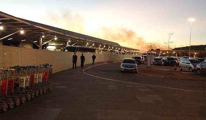 Incndio tambm atingiu uma mata prxima do Aeroporto Internacional Tancredo Neves, em Confins(foto: Carolina Cotta/EM/D.A.Press)