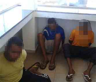 Trs dos quatro detidos no posto da PRF(foto: PRF/Divulgao)