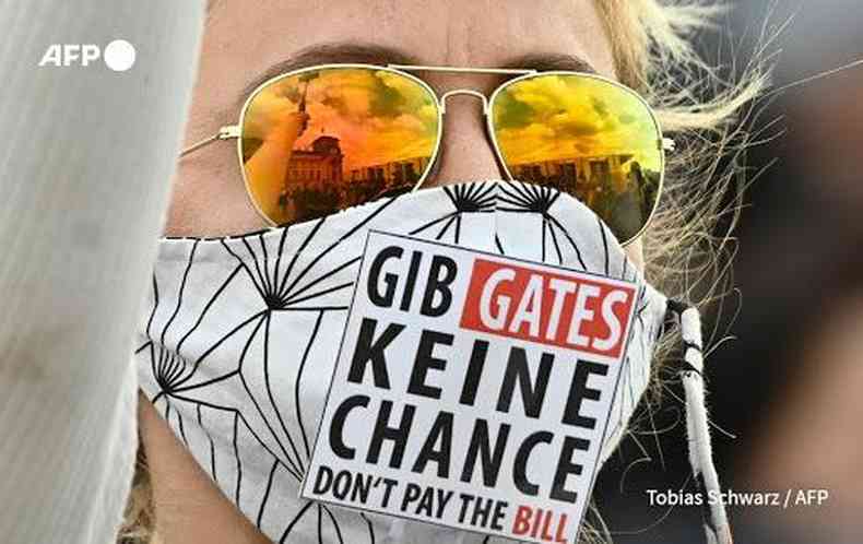 Uma manifestante utiliza mscara com os dizeres: %u201CNo d uma oportunidade a Gates [em referncia a Bill Gates]%u201D, em Berlim, em 16 de maio de 2020 