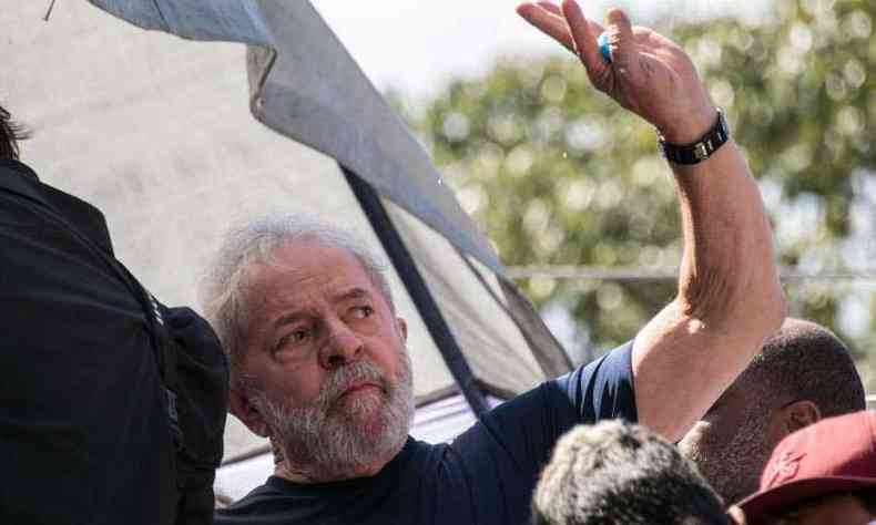 Lula no dia em que se entregou  Polcia Federal, em abril (foto: Nelson Almeida/AFP)