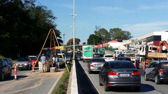 Além das duas faixas fechadas no sentido Savassi/BH Shopping, outra faixa no sentido contrário também está fechada na manhã desta sexta-feira(foto: Paulo Filgueiras/EM/D.A PRESS) Além das duas faixas fechadas no sentido Savassi/BH Shopping, outra faixa no sentido contrário também está fechada na manhã desta sexta-feira(foto: Paulo Filgueiras/EM/D.A PRESS)