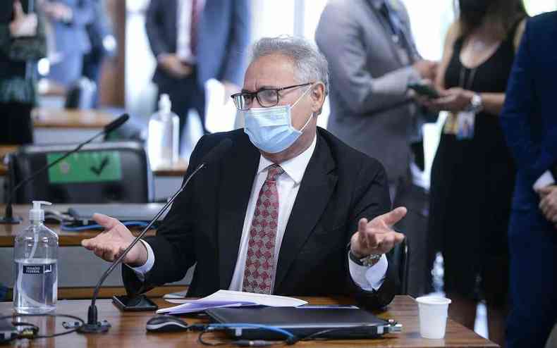 Senador Renan Calheiros (MDB-AL), de máscaras, gesticula enquanto fala em sessão 