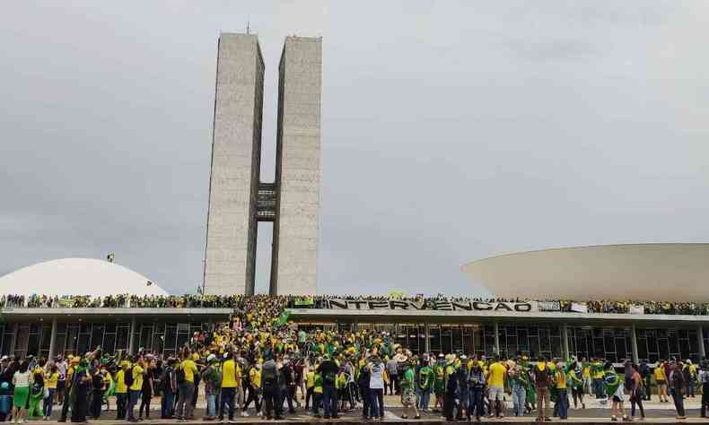 Frente do Congresso nacional lotado de apoiadores do ex-presidente Jair Bolsonaro