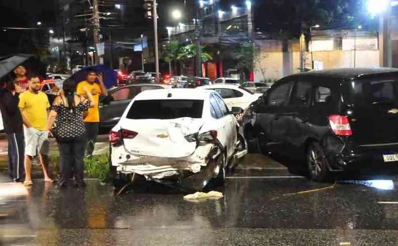 Carros batidos e danificados devido  chuva em BH