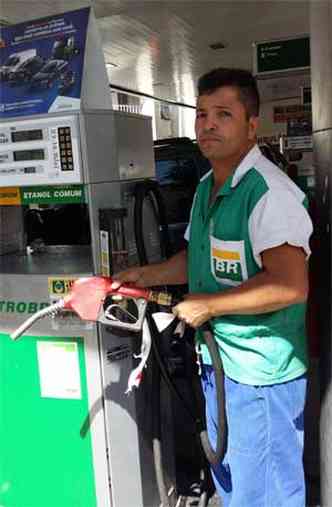 Frentista de posto na Região Leste de BH mostra que a bomba de etanol está vazia(foto: Sidney Lopes/EM/D.A Press)