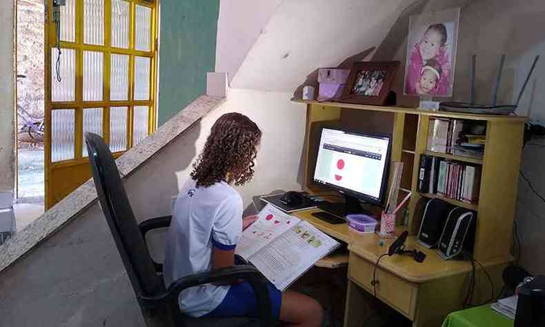 Myllene agora estuda em casa e assiste s aulas em um computador emprestado pelo Colgio SESC(foto: Tim Filho/Especial para o EM)