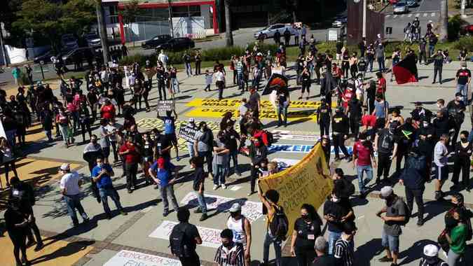 Centenas de pessoas foram s ruas de BH protestar contra o Presidente Jair Bolsonaro e em favor da democraciaEdsio Ferreira/EM/D.A Press