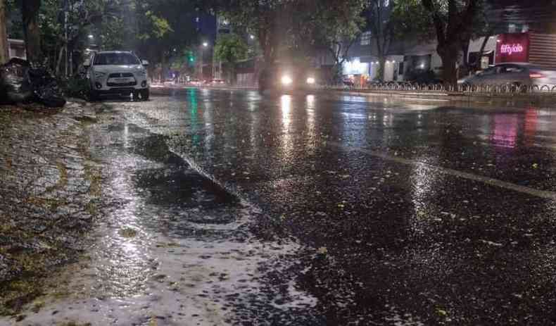 Volta a chover na Avenida Getlio Vargas em Belo Horizonte, nesta segunda-feira (27/9) 