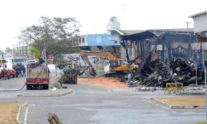 Retroescavadeiras foram usadas na remoção dos destroços do galpão G1, onde pontos ainda fumegantes exigiram a manutenção de equipe de prontidão dos bombeiros (foto: Beto Novaes/EM/D.A Press) Retroescavadeiras foram usadas na remoção dos destroços do galpão G1, onde pontos ainda fumegantes exigiram a manutenção de equipe de prontidão dos bombeiros (foto: Beto Novaes/EM/D.A Press)