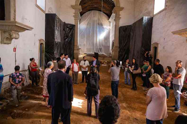 Moradores de Glaura visitam as obras da Matriz de Santo Antnio: segunda etapa comea em dois meses (foto: Ane Souz/Prefeitura de Ouro Preto/Divulgao)