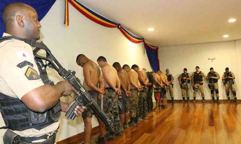 Depois de cerco e horas de negociao, 10 assaltantes se renderam, liberaram refns e foram presos(foto: Polcia Militar de Minas Gerais/Divulgao)