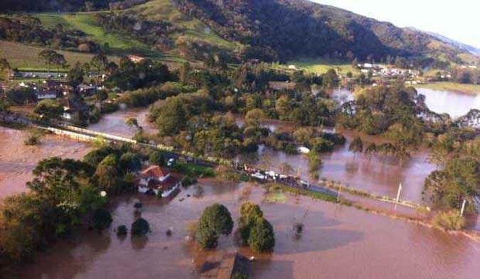 De acordo com informa��es da Defesa Civil, entre a noite de s�bado, a madrugada e a manh� deste domingo ocorreram chuvas intensas em diversos munic�pios como Rio do Campo, Monte Carlos, Presidente Get�lio, Jaragu� do Sul, Canoinhas e Itaja�(foto: Divulga��o Bombeiros / Governo de SC)