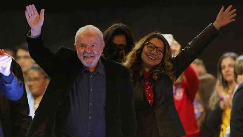 Lula e sua mulher, Janja, acenam em evento de campanha