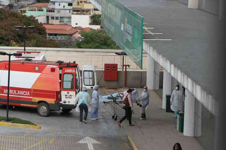 Paciente chega ao hospital: tempo mdio de espera por atendimento caiu de 22 horas para 15 horas (foto: Edsio Ferreira/EM/D.A Press - 8/4/21)