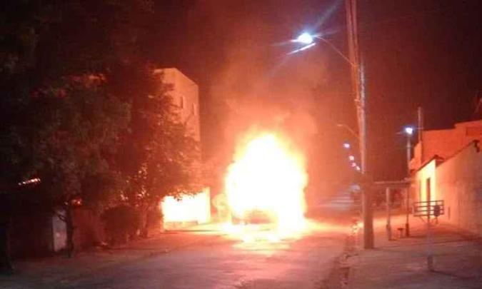 Ônibus tomado pelo fogo em Poços de Caldas(foto: Reprodução da internet/WhatsApp) Ônibus tomado pelo fogo em Poços de Caldas(foto: Reprodução da internet/WhatsApp)