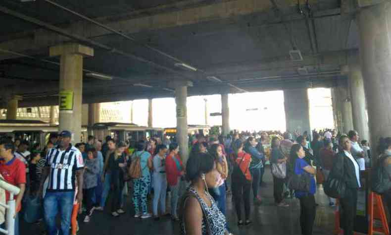 Estao So Gabriel ficou lotada de passageiros aguardando os nibus(foto: Marcelo Ernesto/EM/D.A.Press)