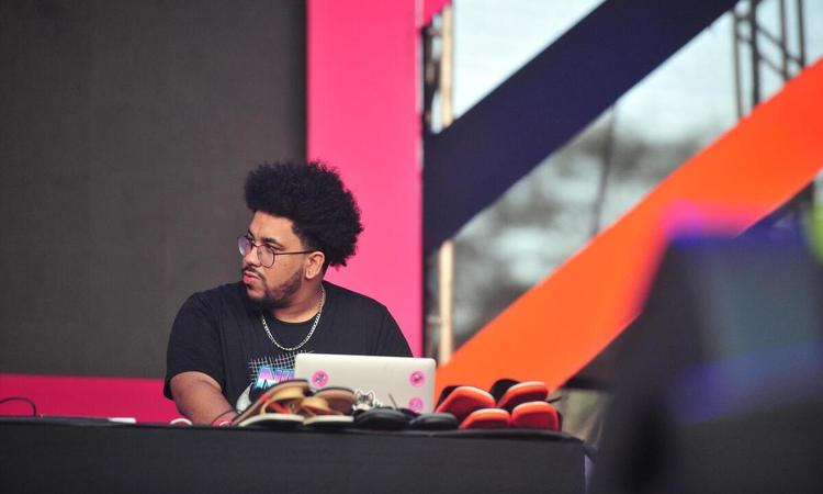 Beatmaker e DJ Vhoor toca no palco do Mineiro