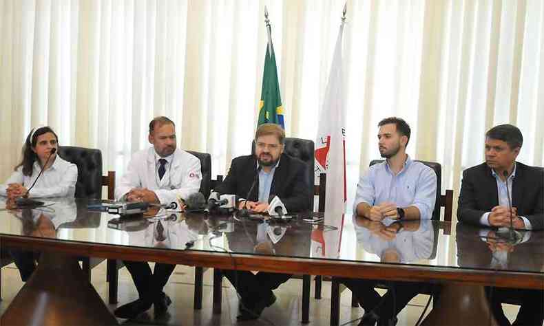 Agostinho Patrus (centro) informou as medidas preventivas da Assembleia com relao ao coronavrus(foto: Alexandre Guzanshe/EM/D.A Press)