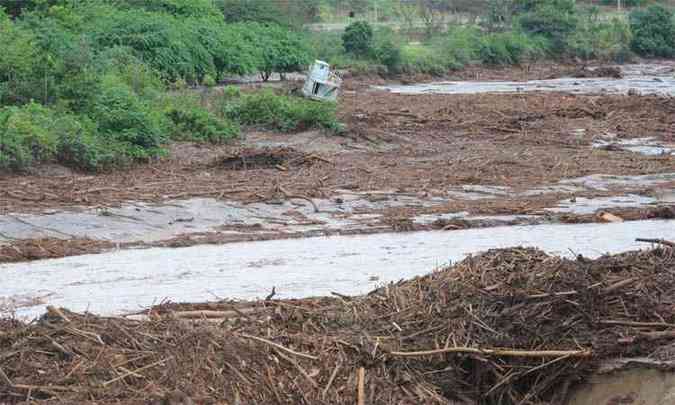 Depois da passagem da avalanche de rejeito de minrio, Rio Doce seguiu poluido(foto: Gladyston Rodrigues/EM/DA Press)