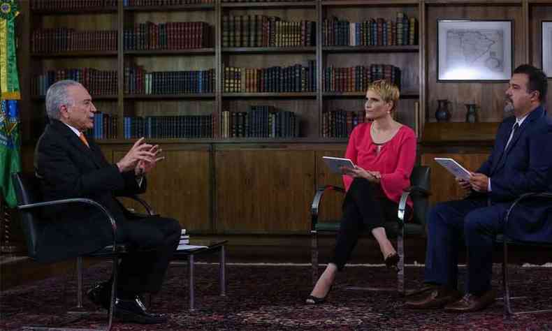 Temer durante entrevista a dois jornalistas da Empresa Brasil de Comunicao (EBC)(foto: Marcos Corra/PR)