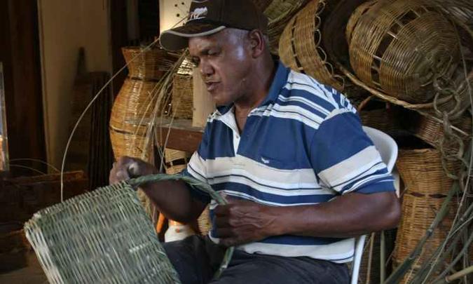 Carlos de Carvalho começou aos 9 anos a trabalhar com taquara. Já foi mestre, mas hoje não tem mais alunos(foto: Daniel Camargos/EM/D.A Press) Carlos de Carvalho começou aos 9 anos a trabalhar com taquara. Já foi mestre, mas hoje não tem mais alunos(foto: Daniel Camargos/EM/D.A Press)