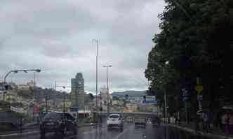 Chuva cai sobre a Avenida Antnio Carlos, prximo ao Iapi, na manh desta segunda-feira(foto: Gladyston Rodrigues: EM/DA Press )