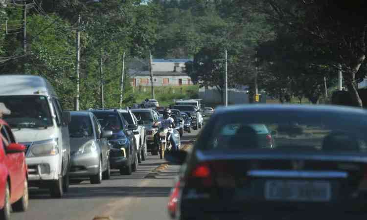 vrios carros em uma fila em rodovia mineira