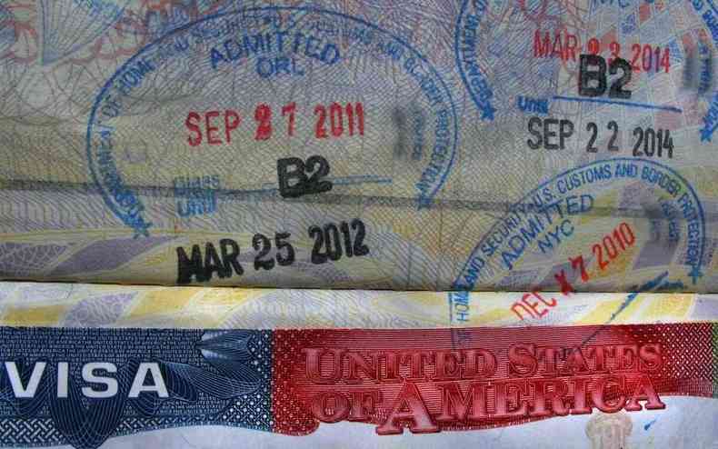 Página de passaporte com visto americano e carimbos