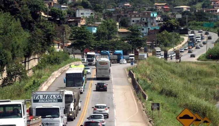 Trnsito intenso na rodovia BR-381, sentido BH/Vitoria, no feriado da Samana Santa.