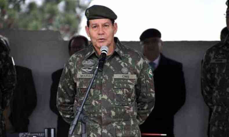 O general Antonio Hamilton Mouro falou por trs vezes na possibilidade de interveno militar diante da crise(foto: Exrcito / Divulgao)