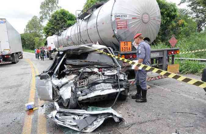 Batida entre carro e carreta deixou quatro mortos na BR-381, em Baro de Cocais(foto: Beto Novaes/EM/D.A Press)