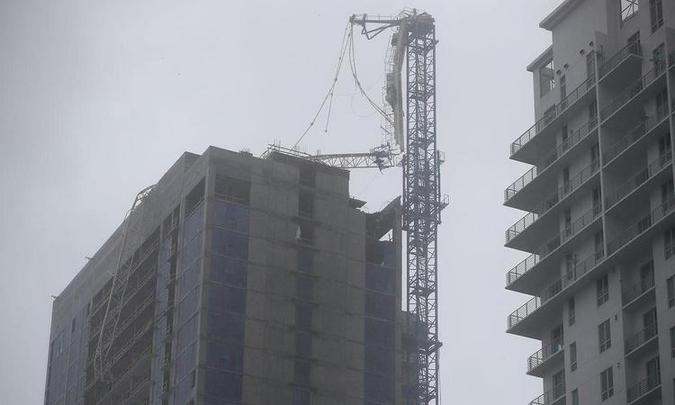 Um guindaste, de uma construção em Miami, caiu sobre um edifício, no centro da cidade(foto: AFP) Um guindaste, de uma construção em Miami, caiu sobre um edifício, no centro da cidade(foto: AFP)