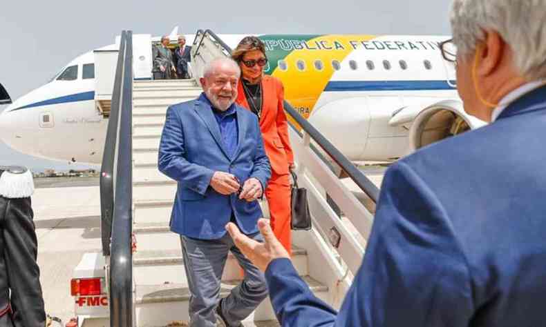 Lula e Janja descendo as escadas do avio presidencial 