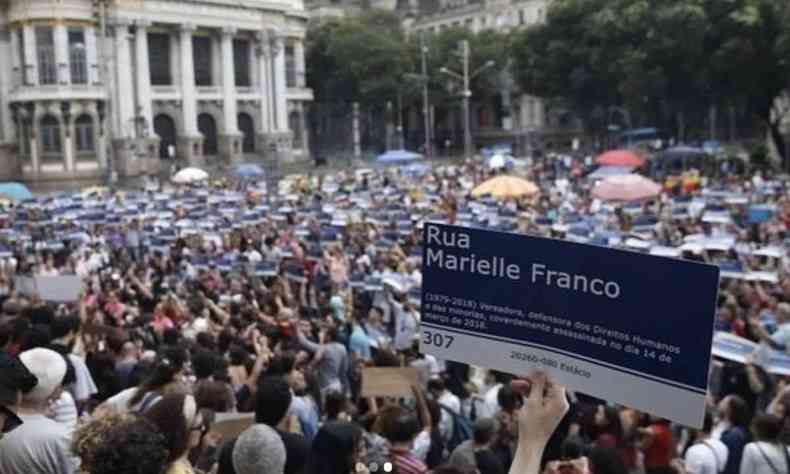 Placa 'Rua Marielle Franco' em destaque em meio  multido