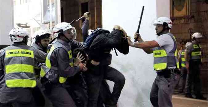 Policiais agridem manifestantes em So Paulo, atuao da PM foi alvo de crtica (foto: REUTERS/Nacho Doce)