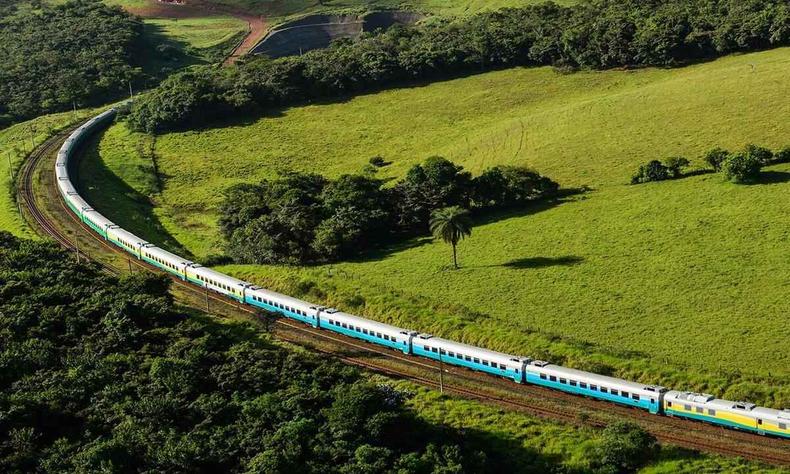Trem passando na linha frrea