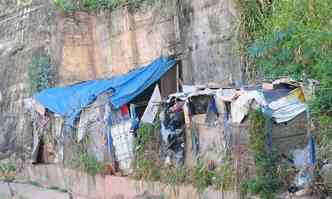 Em outros pontos, barracos so feitos com tapumes, que com o tempo daro lugar a tijolos(foto: Gladyston Rodrigues/EM/DA Press)