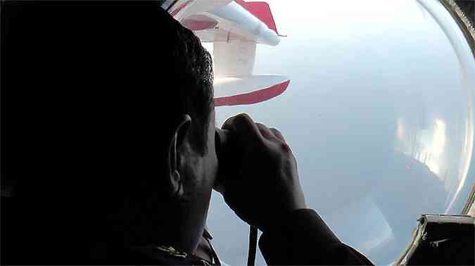 Equipes de vrios pases fazem buscas visuais pelo Boeing desaparecido(foto: AFP)