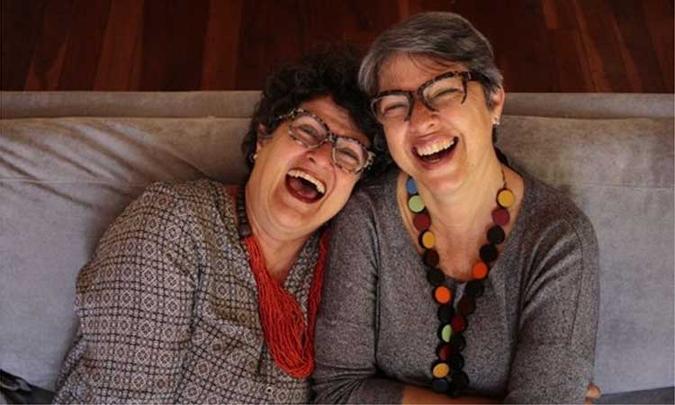 Thusnelda Frick (E), 63, e Patrícia Fernandes, 53 anos, estão juntas há 11 anos. Para elas, assumir a orientação sexual foi natural(foto: Ana Rayysa/Esp.CB/;D.A Press) Thusnelda Frick (E), 63, e Patrícia Fernandes, 53 anos, estão juntas há 11 anos. Para elas, assumir a orientação sexual foi natural(foto: Ana Rayysa/Esp.CB/;D.A Press)
