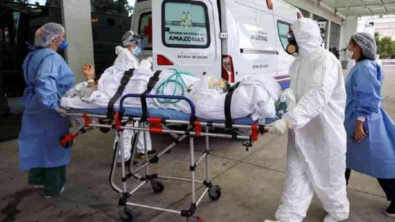 Em janeiro, quando Manaus sofreu uma forte onda de covid-19, faltou oxignio nos hospitais e pacientes tiveram que ser transferidos para outros Estados. Demora na intubao  um dos motivos da alta mortalidade no pas(foto: REUTERS/Bruno Kelly)